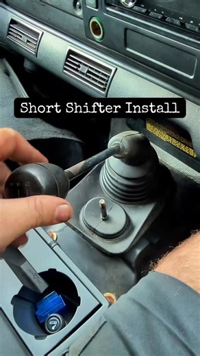 Landy Travel Log on Instagram: "Fitting the @syncrogearboxes slick shift to the big 110! .. much tighter 🙌🏻 #landrover #defender #defendermods #defenderdiy #adventurerigs #4x4uk"