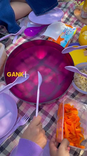 Bibimbap Picnic with Friends: Aesthetic Ideas and Snack Inspirations