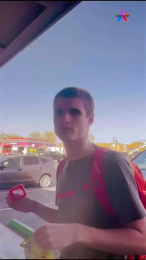 Identificar também é aprender Nem toda aprendizagem precisa virar pedido. Às vezes, ela começa na simples identificação. Passando em frente à lanchonete, o Ejner viu a vitrine. Pergunta simples, objetiva, funcional, “Mostra o sanduíche.” Sem expectativa de escolha. Sem exigir intenção de pedir. Sem reforço errado. E ali, no ambiente natural, ele olhou, processou e apontou para a foto do sanduíche na vitrine 🥪 Na ABA, isso é discriminação visual. É o programa identifique o sanduíche acontecendo 