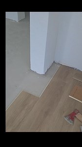 Vinyl verlegen / Vinyl schneiden / Schaden an Laminat / Laminat verlegen / Axt vinyl schneiden mit Axt :) 😀 Kann man Vinyl mit einer Axt schneiden? - Ja 😁 Mit diesen Tipps und Tricks sind schwere und aufwandreiche Ecken leicht gemacht. #vinylboden #vinylverlegung #fischgrät #parke #parkett #parker #lamination #laminat #laminate #laminateflooring #sockelleisten #ausgleichen #architektur #beforeafter #beforeandafter #ausaltmachneu #bodenarbeit #ausgleich #bodenleger #boden #nagold #feuerbach #lu