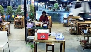 Woman feigns insanity to avoid restaurant bill, takes shower on premises (video)