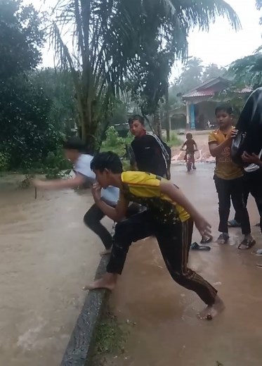 Sifu ngajar budok main air😆 #banjir #airbanjir #banjir2024 #banjirkelantan #tanahmerah #fyppp #core #fypbanjar #fyp