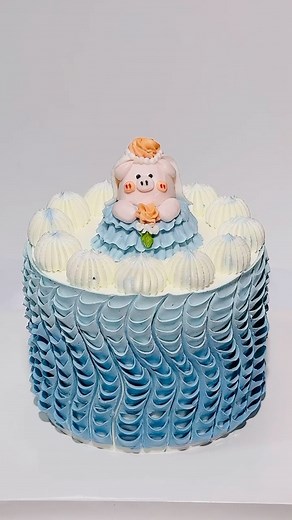 This cake border decoration is really simple and beautiful. #birthdaycake #dessert#cake#customcake #cakedecorating#cakedesign#style#bread#creativecake#foodexploration#pearlcake#freshandsimple#party#coffee#fancycake#prettycakes#cakesofinstagram#eggfreecake#foodie#cakestagram#babyshowerideas #buttercreamcake #baby #weddingcake #summer #wedding | Piece of Cake Fine Bakery and Cafe