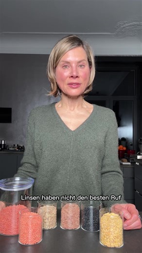Unterschätzte Linsen 🥣 Linsen sind echte Nährstoffpakete – und völlig zu Unrecht langweilig abgestempelt. 🌱 Proteinreich Linsen liefern viel pflanzliches Protein und machen lange satt. 🌾 Ballaststoffreich Vor allem ungeschälte Linsen füttern deine Darmbakterien und unterstützen eine stabile Verdauung. 🍽️ Extrem vielseitig Von Dal über Salat bis Bratling – Linsen passen fast überall. Welche Linse ist welche? Rote & gelbe Linsen: geschält, schnell gar, leichter verdaulich Belugalinsen: ungesch
