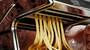 Femme utilisant une machine à pâtes : vidéo de stock (100 % libre de droit) 4002419905 | Shutterstock