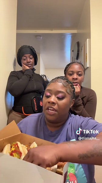 Najha_🔥 (@dianajha__)’s video of hot dog