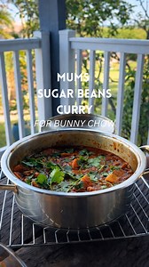 This is the sugar beans curry that goes into a proper Durban beans bunny chow 🇿🇦 Made the way my mom has always made it — simple, comforting, and full of flavour ❤️ There’s a special kind of love in sharing a bunny chow. This one reminded me of my childhood, sharing my bunny with my mom… and now sharing it with my husband 🫶 Ingredients 300 g Sugar beans (pre-cooked in pressure cooker) 3 large Potatoes 1 Onion 1 grated onion 4 Green chilli, sliced lengthwise Curry leaves 1 tsp ginger garlic pa