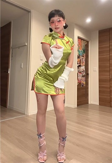スーパーボウルチャイナドレスとロボットダンス
