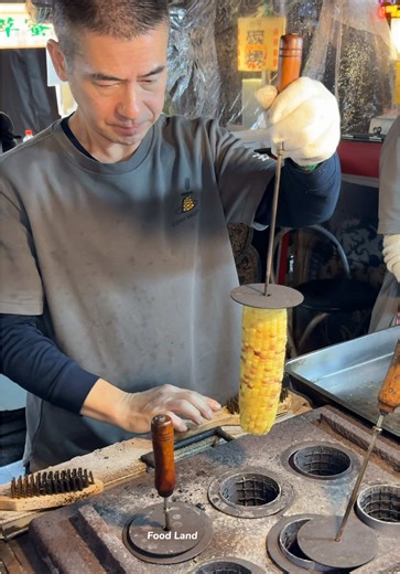 Famous Grilled Corn You Must Try in Taiwan . Shop name: Corn brother 📍 Raohe Night Market, Taipei City, Taiwan #asmr #foodland #fruit