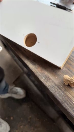 4.7K views · 7.6K reactions | Cómo instalar bisagras con la multiplantilla, olvida estar midiendo, instala más rápido, sin equivocarte, prueba la multiplantilla del Carpi #elcarpientero #multiplantilla #plantillaparabisagras | El Carpientero | Facebook