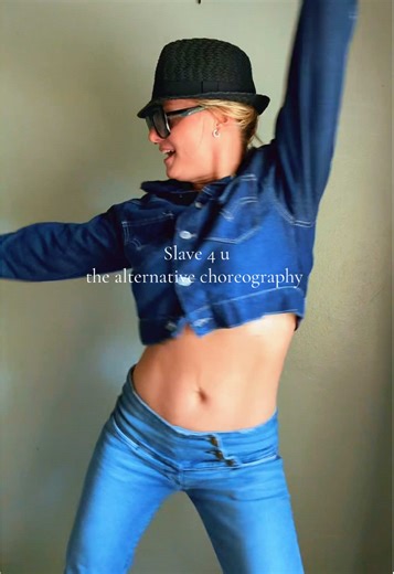 It’s football szn 🤍🖤🎤 @Britney Spears #slave4u #nfl #britney #britneyspearsfan #britneychallenge