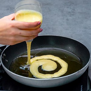 61K views · 2.3K reactions | A dessert in 10 min, using a cut plastic bottle! Ingredients: semolina - 200 g (7 oz) kefir - 300 ml (10.14 fl oz) sugar - 50 g (1.76 oz) eggs - 2 pieces salt - 5 g (0.18 oz) sodium bicarbonate - 5 g (0.18 oz) oil to fry - 300 ml (10.14 fl oz) for decoration: powdered sugar - 10 g (0.35 oz) Fry 5 min on every side | Appetizing.tv | Facebook