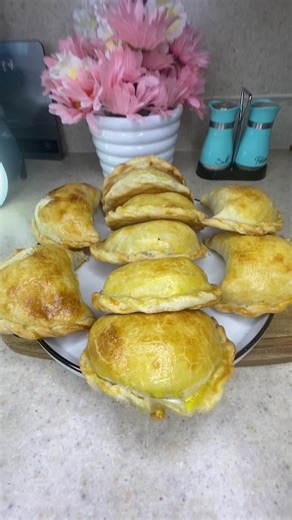 Parte 1 de empanada de pollo INGREDIENTES: *Harina 500 gr harina común , o harina de todo uso *Mantequilla sin sal 250 gr *Agua 120 ml al ambiente no helada *Una yema de huevo *50 gr de azúcar *5 gr de sal #empanadas #receta #baking #panaderia #peruanosenusa🇺🇸🇵🇪