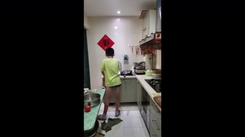 Boy caught singing while washing pans in Anhui, China