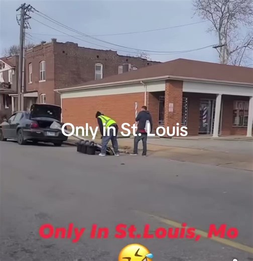 Funny Traffic Light Moment in St. Louis