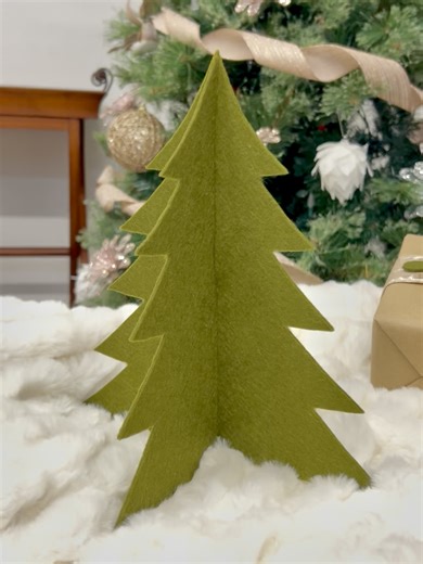 November's #NotionOfTheMonth theme is Jump Into Fall! It’s officially past October 31st, so it’s time to decorate for the holidays! Enjoy making these felt Christmas trees with your family this holiday season! . Visit this link to download the project pattern: https://fabricland.ca/DIY/2025/3d-felt-tree/Felt-Christmas-Tree-Pattern.pdf | Fabricland Canada