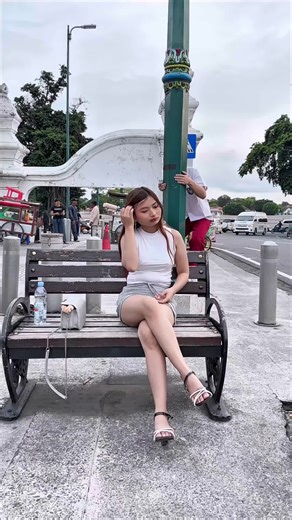 Confused Girl Hilariously Captured in Video