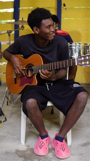 Bachatero tocando requinto en “Amorcito de mi alma” de José Manuel Calderón