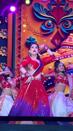 Madhuri Dixit Dance Performance at IIFA