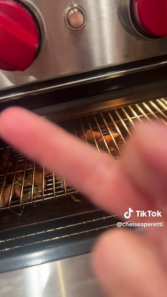 Chelsea Peretti (@chelseaperetti)’s video of chelsea peretti and jordan peele