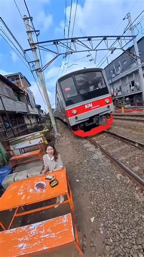ya gitu lah pokonya kereta lewat kaya di vietnam #trending #kuliner #shorts