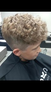💈 Trwała dla chłopców? Nowoczesna trwała– to stylowa objętość, skręt i tekstura, które podbijają męskie fryzury 💯 Dla kogo? 👦 dla chłopaków z prostymi włosami, którzy chcą uzyskać naturalny skręt 💨 dla tych, którym fryzura "klapnie" po godzinie 🎯 dla każdego, kto chce wyglądać świeżo i modnie bez codziennego stylizowania Dlaczego warto? ✅ fryzura układa się sama ✅ efekt utrzymuje się nawet kilka miesięcy ✅ idealne połączenie z fade’em lub undercutem Zabieg jest całkowicie bezpieczny i dosto