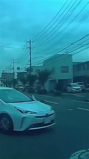 吹っ飛ぶバイク乗り・・#shorts #ドライブレコーダー #迷惑運転 #危険運転 #事故