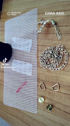 Asi es como nace cada LUMA Bags. estas carteras hechas a mano de plastic canvas