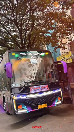 dfa~ on Instagram: "Edisi moa style 🔥 Kali ini Rafatour berkesempatan berkolaborasi dengan salah satu unit viral PO Utrans ya itu black Moa menuju ke Bandung. Liburan asik menyenangkan bersama @rafatour_official @utrans_official #busmaniacommunity #rafatour #cinematicbus"