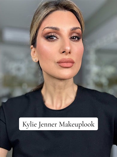 Kylie Jenner vibes! Eyeshadow Palette: @Sisley Paris Phyto-Eye Palette – 1 Tender Toffee Cream Blush: • Sisley Color Cloud – 1 Tawny Blush Stick: @monreve_cosmetics Blush Bar – 06 Bronzing Powder: @Armani beauty Luminous Silk Bronzing Powder – 110 Sun Embrace Highlighter: @M·A·C Cosmetics Buttergleam Bounce & Gleam Highlighter – B45 Mascara: @Lancôme Hypnôse Drama Mascara Lip Liner: @NYX Professional Makeup Lip Lingerie Lip Liner Barely There LLLS03 #kyliejenner #kyliejennermakeup #makeup #makeu