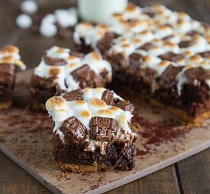 187K views · 728 reactions | Who says S'mores are only for summer? These S'mores Brownies can be enjoyed all year round! Rich, fudgy homemade brownies on a graham cracker crust topped with toasted marshmallows and bits of chocolate! Get the Recipe - https://dinnersdishesanddesserts.com/smores-brownies/ | Dinners, Dishes and Desserts | Facebook