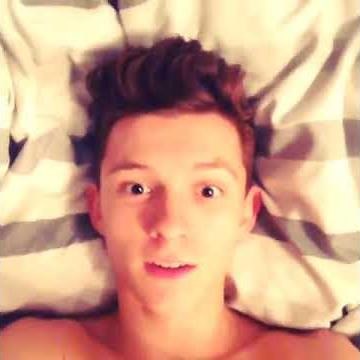 Tom Holland (Video en Instagram) - Bed Time