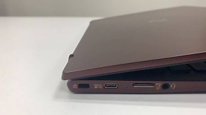 【こんなトコロも違います！ ＜LAVIE Pro Mobile＞開発陣のこだわり】 堅牢で軽量なボディ、長時間バッテリーなどの特徴をどうしてもお伝えしたくなってしまいますが、実は、＜LAVIE Pro Mobile＞にはパッと見ただけではわからないコダワリがいろいろあります。http://nec-lavie.jp/products/pm/ 例えば、ディスプレイを開くと・・・キーボードがわずかに傾斜する「リフトアップヒンジ構造」で、 “キーボードの打ちやすさ” に配慮。ディスプレイ側の底面が、キーボード側本体の下に潜り込んで、ふっと持ち上げているのです。 このほか、排気孔を本体上面に設置することで、シンプルなデザインながらハードユースにも耐えうる “高い冷却性能” を実現！ こうしたLAVIEが誇る製品開発陣のコダワリが＜LAVIE Pro Mobile＞の細部には宿っているのです！ http://nec-lavie.jp/products/pm/ | NEC パーソナルコンピュータ