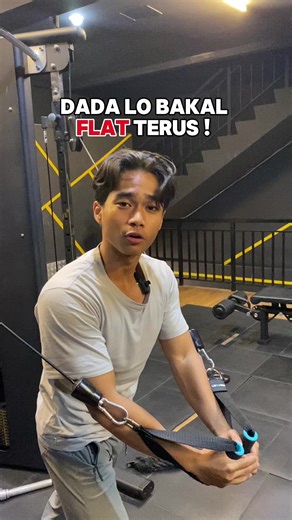 Faktanya, otot dada lu (Pectoralis Major) arah seratnya simpel: atas (clavicular) dan tengah/bawah (sternocostal). Lu cuma butuh 1 gerakan Incline dan 1 gerakan Flat/Stable Press. Sisanya? Lu cuma numpuk systemic fatigue (capek doang) dan ngerusak recovery tanpa ngasih mechanical tension yang berarti. Lebih baik 2 gerakan tapi dapet effective reps maksimal, daripada 5 gerakan tapi lu cuma buang-buang tenaga. Work smart, not just hard. 🧠 Lu sendiri tim 2 alat sampai mentok, atau tim keliling gym