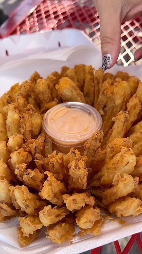 Paul (Yull) Ryu • Las Vegas Food on Instagram: "Craving Fried Food…🧅🔥. . . Hang Over Grub @Calibombs!🍔. Great burgers..but we here for these Onion Bombs today!🤘🏼. One Regular batter & one spicy batter!🌶. (Spicy Onion Bomb is literally fire..so good!🔥) ➖➖➖➖➖➖. 📍 @calibombs 2300 East Lake Mead Blvd. 🧅 Onion Bombs: original & spicy batter. 🥩 Loaded Bomb: order their onion bomb w/ Carne Asada on top! 👇🏼TAG THE BOMB SQUAD!👇🏼."