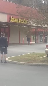 🚨 ALERTA DE ROBO - MANO ARMADA🚨 Hace aproximadamente una hora, este hombre estuvo involucrado en un robo a mano armada en un estacionamiento ubicado en la 3era Avenida Sur, Myrtle Beach — todo quedó grabado en video. Si alguien puede identificarlo, la Policía de Myrtle Beach lo está buscando activamente. Por favor, comuníquese con el Departamento de Policía de Myrtle Beach si tiene alguna información. 📢 Comparte esta publicación para ayudar a identificar al sospechoso. | Latinos In Myrtle Bea