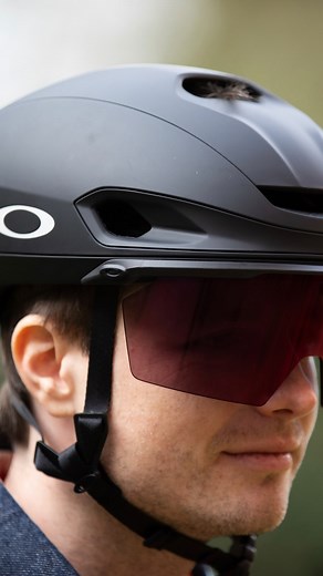 BikeRadar can reveal the new Oakley Aro 7 helmet with an integrated visor. Spotted at the COREbike show, the Aro 7 shares a name with Oakley’s integrated time trial helmet launched in 2017. But the new Aro7 is aimed at road riding and racing, with greater ventilation minimising the risk of feeling hot-headed on race day. Find out more via the link in bio 🔗 #BikeRadar #cycling | BikeRadar