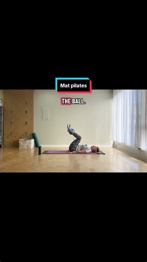 A sneak peak at another online 15 min home workout! all you need is a mat and the ball as your prop, but you can even just work out with all the ball. You find this and several other workouts that are 20 minutes or less on my website www.pilatesalexis.com first seven days is a free trial so you can check it out! #pilatesalexis #matpilatesathome #onlinepilates #matpilatesforeveryone #learnpilates