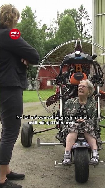 Lentävä mummo hämmästytti taivaalla