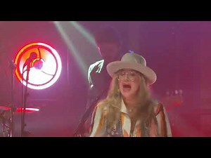 Cole Swindell and Lainey Wilson perform “Never say Never”