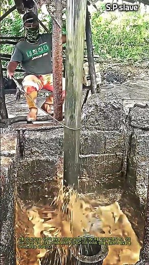 간이 목재 구조물에서 핸드 펌프로 원유 집수정 채우기 #worker #process #industry #extraction #oilwell