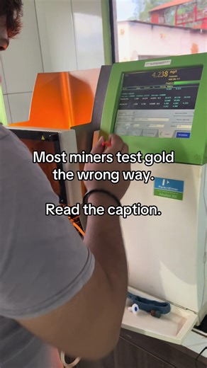 Most miners test gold the wrong way. Many miners send a rock or soil sample to a laboratory where a fire assay is performed. That analysis tells you how much gold exists in the ore. But that number does not tell you how much gold a miner will actually produce. Fire assay shows gold content. Metallurgical tests show gold recovery. To understand the real potential of a tailing or ore, we need to run a leaching test. In this test we prepare a simple mixture using: • 1 kg of ore • 1 liter of water •