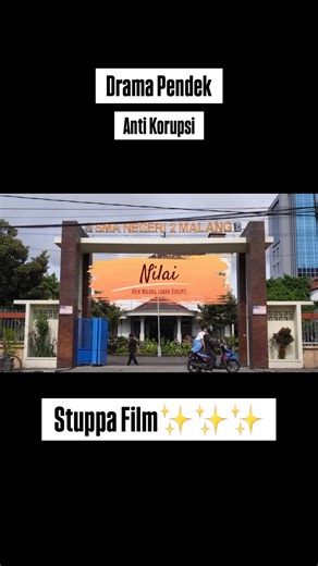 Official Account SMAN 2 Malang on Instagram: "🎬 NILAI – Film Pendek Anti Korupsi Karya oleh Tim “STUPPA Film” Asal Sekolah: SMA Negeri 2 Malang Tuntutan nilai yang tinggi sering membuat siswa lupa pada hal terpenting: nilai-nilai anti korupsi. Dalam film pendek NILAI, kami menghadirkan kisah seorang remaja yang berjuang melawan kecemasan dan godaan untuk curang, hingga akhirnya menyadari bahwa integritas jauh lebih penting daripada angka di kertas. Sebuah refleksi kecil untuk peringatan HAKORDI