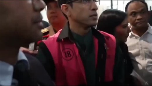 🔸 PERSEKONGKOLAN NADIEM MEMULUSKAN PROYEK LAPTOP [TRAILER]🔸 Awal September 2025, Mantan Mendikbudristek Nadiem Makarim ditetapkan Kejaksaan Agung sebagai tersangka kasus dugaan korupsi pengadaan laptop tahun 2019-2022. Kasus yang sudah terendus sejak 2021 ini kini memulai babak baru. Empat orang lebih dulu digelandang Kejagung, sementara Nadiem Makarim masih kekeuh menyatakan dirinya tidak bersalah. Dicokoknya Nadiem membuka tabir persekongkolan untuk memuluskan pengadaan laptop Chromebook di 