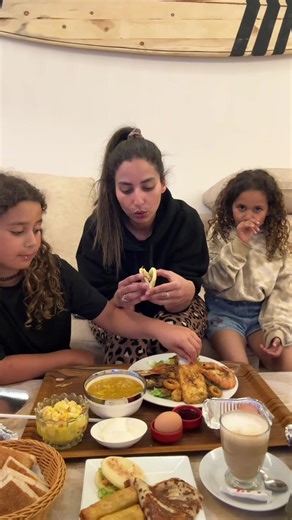 Alors là les femmes qui s’offusquent dans les commentaires parceque je prepare pas TOUS les jours des Iftars fait maison vous allez être servis avec moi 🤣 je préfère largement commander ou acheter mon Iftar de l’extérieur quand je manque de temps et profiter du peu de temps que j’ai à manger tranquille en famille plutôt que de passer 1h en cuisine et devoir manger vite parceque je dois retourner bosser. Parceque petit contexte, on doit manger vers 18h40 sauf que je bosse en télétravail de 13h (