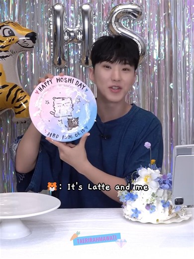 hoshi showing the plate with his drawing of him and latte 🥹😭 #seventeen #hoshi