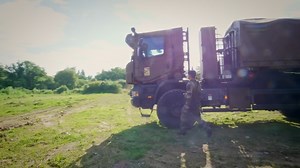 🔄 Seconde vie pour un camion Scania ! Quand le savoir-faire Scania donne une nouvelle vie à un camion-citerne de 20 ans 👇 Grâce à la modularité unique des véhicules Scania, ce CCP10 a été transformé en C3P10, en remplaçant sa cabine d'origine par une version blindée offrant une protection maximale contre les mines, IED et tirs. Malgré cette métamorphose, il conserve toutes ses capacités tout-terrain et ses performances d'origine ! 💪 Une belle démonstration que les véhicules Scania sont conçus