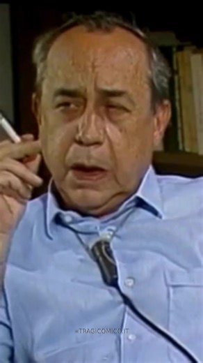 Leonardo Sciascia affronta il romanzo "I promessi sposi" di Manzoni, definendolo un "disperato ritratto dell'Italia", in netta contrapposizione con la visione scolastica edulcorata. Le sue parole, in questa intervista del 1985, sono accompagnate da una mimica e gestualità tipicamente siciliane, che si intrecciano con un linguaggio preciso e misurato, scevro da banalità e ovvietà. Dall'analisi di Sciascia emerge uno straordinario acume, unito a una pacatezza e a un'eleganza eloquenziale ormai fuo