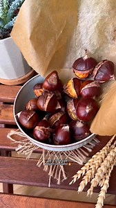 Cele mai bune castane la cuptor. Cum se prepara? Foarte simplu. - spalam bine castanele, le stergem cu un servetel, apoi le crestam coaja dintr-o parte in alta cu un cutit (mare atentie sa nu taiati foarte tare si miezul pentru ca atunci cand se vor coace se vor desface mult prea mult si se vor arde in cuptor) - le punem la inmuiat - fie le lasam pentru o ora intr-un bol cu apa calduta, fie le fierbem pana cand incep sa dea in clocot. Cand apa clocoteste, luam oala de pe foc si punem castanele i