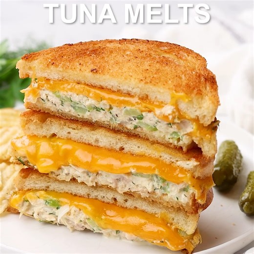 ➡️ https://thecozycook.com/tuna-melt-recipe/ You can't beat a hot, oven baked 𝐓𝐮𝐧𝐚 𝐌𝐞𝐥𝐭 sandwich! This recipe is so easy to make with the best tuna salad and hot, melted cheese on top of buttery toasted bread. | The Cozy Cook